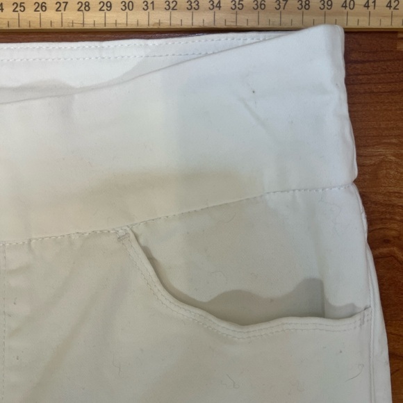 Gloria Vanderbilt Amanda White Pull-On Capris Size 6 Slimming - Picture 5 of 7